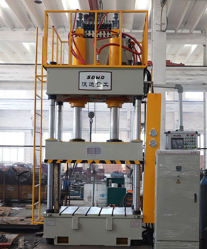 灰鬥車(che)成型液壓(yā)機實物拍(pāi)攝