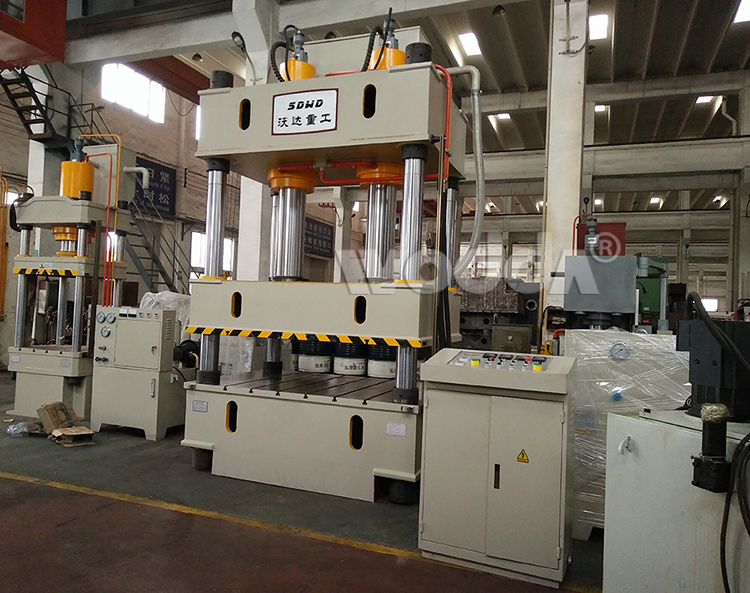 雙(shuang)缸三梁四(sì)柱液壓機(jī)