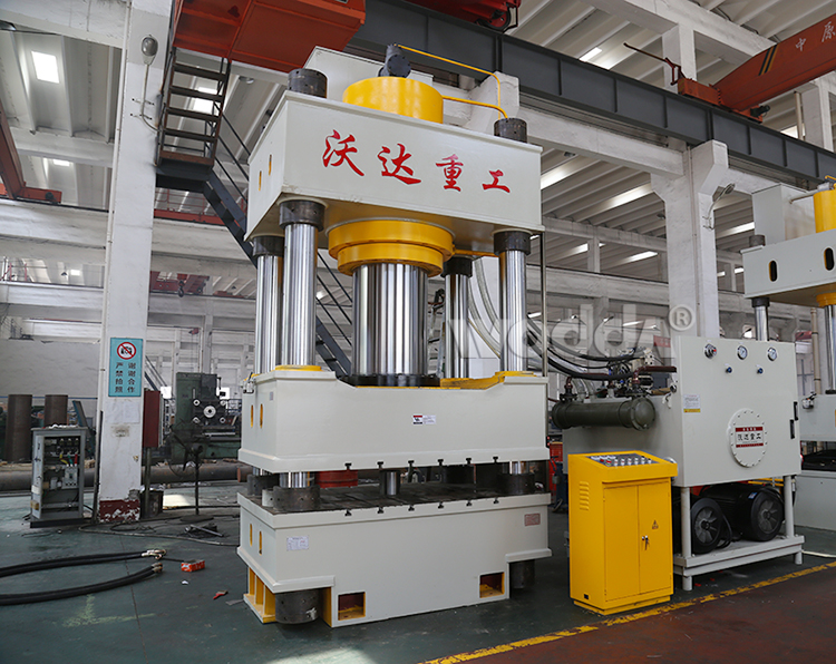 800噸三(sān)梁四柱液壓機(jī) 800噸三梁四柱液(ye)壓機