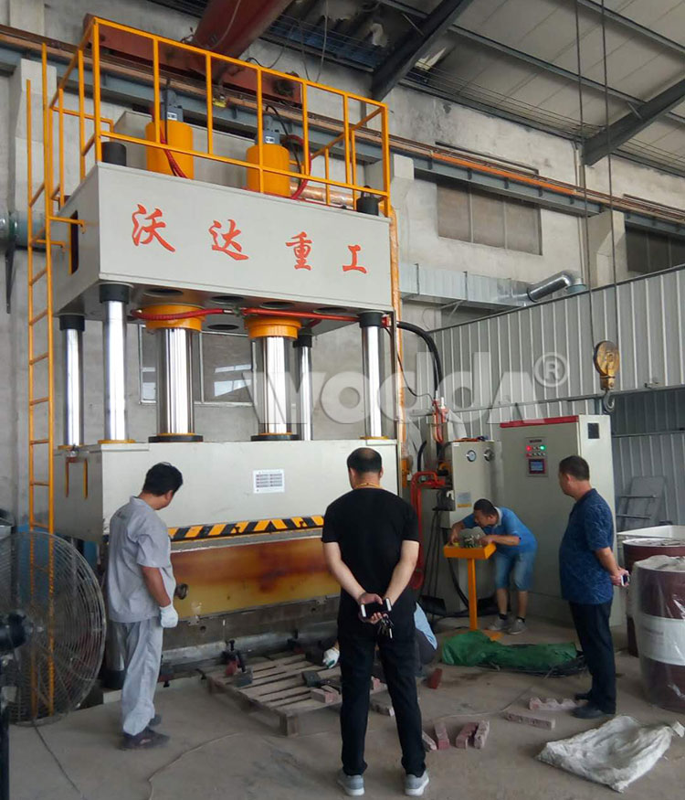 1200噸四柱(zhu)液壓機