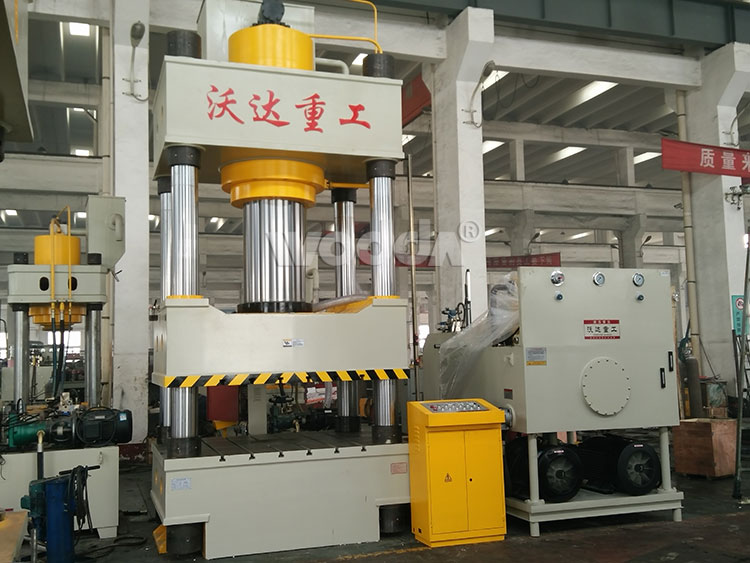 800T三(sān)梁四柱(zhù)液壓機(jī)