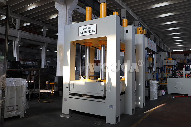 龍(lóng)門框架式(shi)液壓機