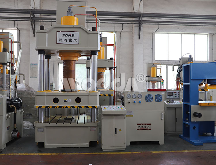 三梁(liáng)四柱單(dan)杠液壓(ya)機