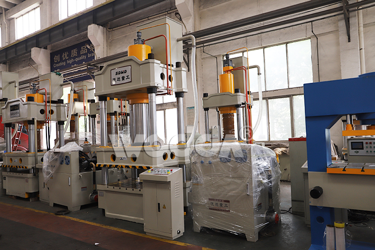 三梁(liáng)四柱液(ye)壓機