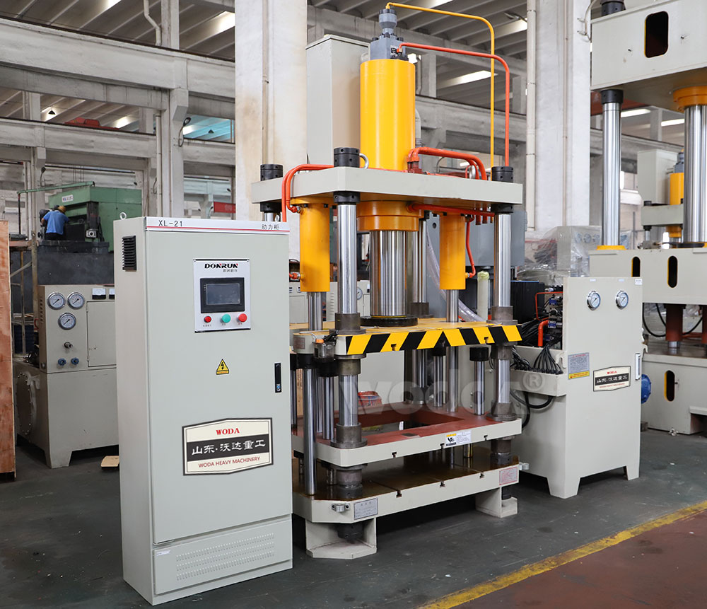 100噸四梁四(si)柱液壓機 100噸四梁四柱液(ye)壓機