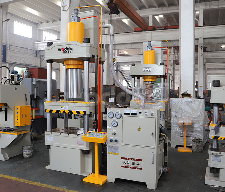 200T四(sì)柱三梁液(ye)壓機