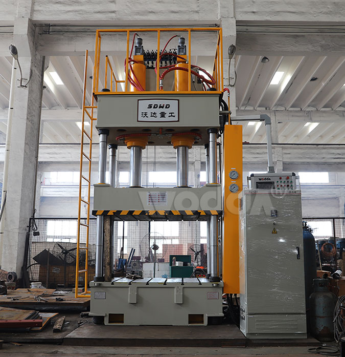 500噸四(sì)柱三梁(liang)液壓機(ji)實景拍(pāi)攝