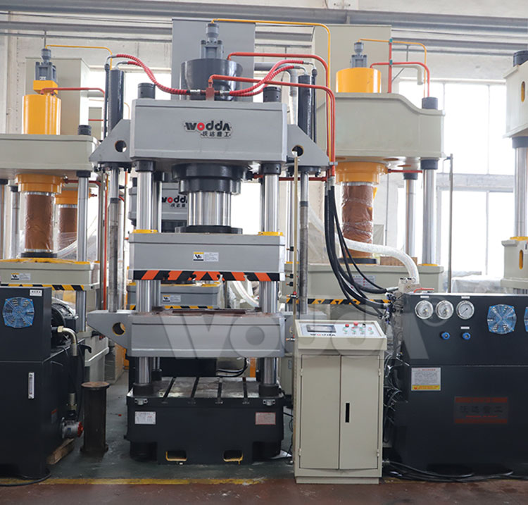 四梁四(sì)柱液壓(ya)機實拍(pāi)圖