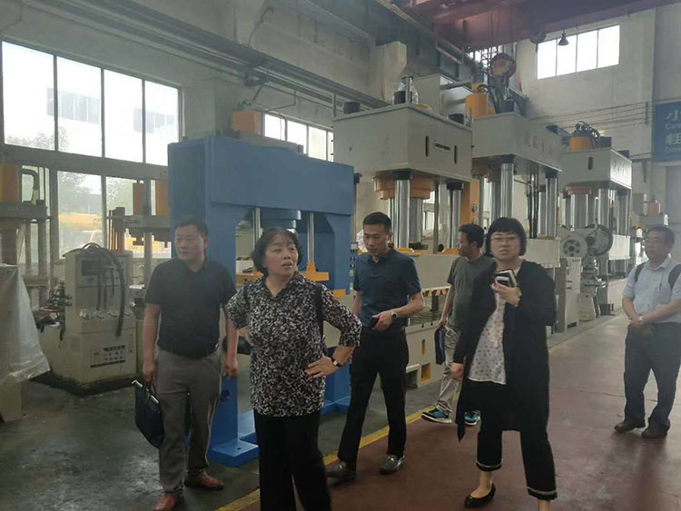 中國機床(chuáng)工業聯合會李(lǐ)冬茹副秘書長(zhǎng)來沃達重工考(kǎo)察 中國機(ji)床工業聯合會(huì)李冬茹副秘書(shū)長來沃達重工(gōng)考察