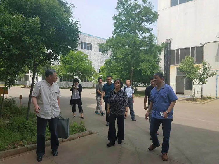 北京一機(jī)劉宇淩總工程(chéng)師來沃達液壓(ya)機考察 北京一機劉(liú)宇淩總工程師(shī)來沃達液壓機(ji)考察