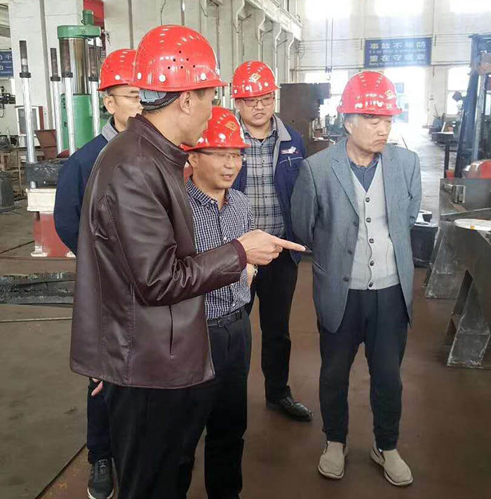 劉總與(yǔ)交大教授交(jiāo)流 劉總(zǒng)與交大教授(shòu)交流