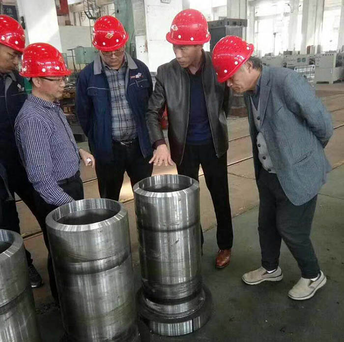 上海交大(da)教授來沃達(da)重工指導液(ye)壓機生産 上海(hǎi)交大教授來(lai)沃達重工指(zhǐ)導液壓機生(sheng)産