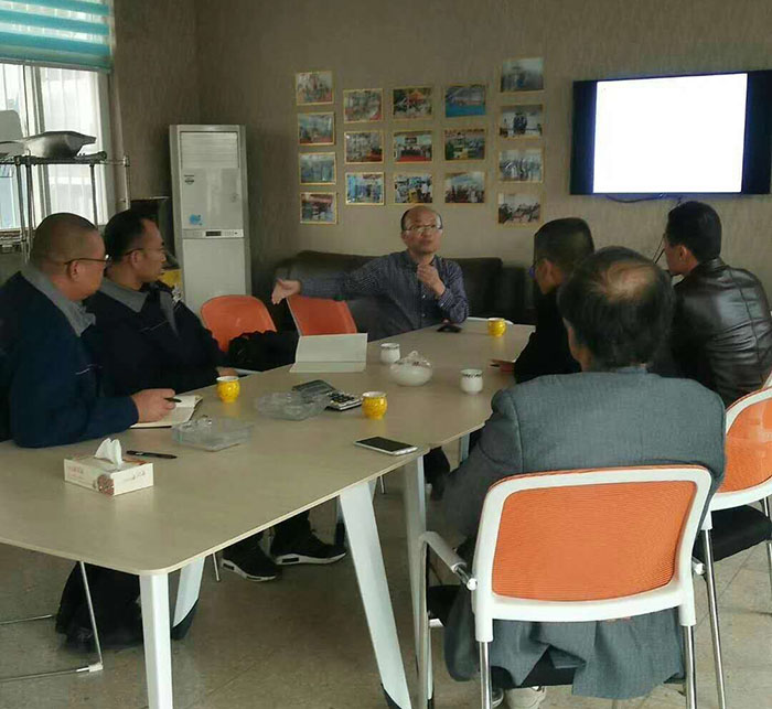 沃達液壓(yā)機技術人員(yuan)與上海交大(da)教授深入溝(gou)通 沃達液壓(yā)機技術人員(yuan)與上海交大(da)教授深入溝(gou)通