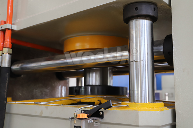 高鐵配(pèi)件成型液壓機