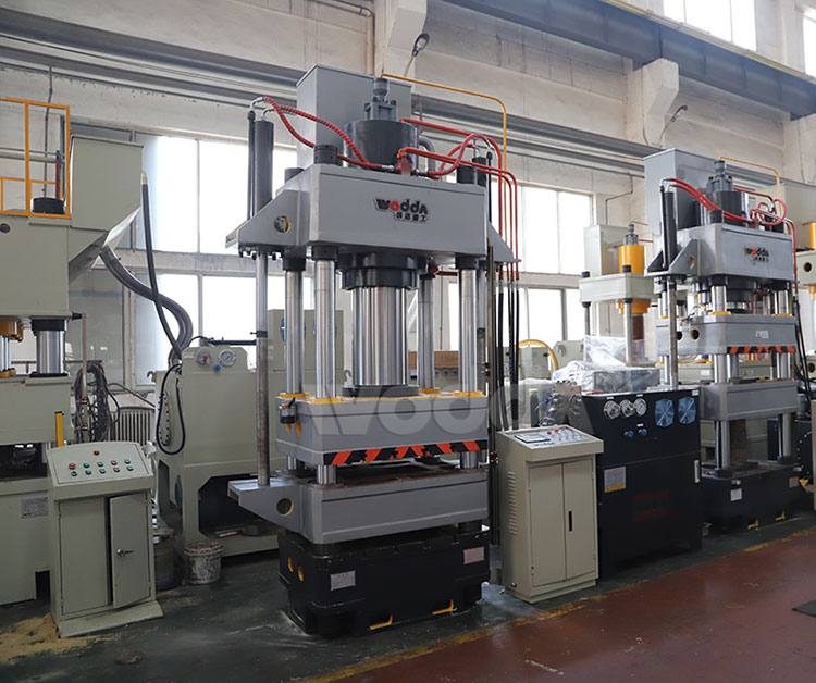 315噸(dun)三梁四柱(zhù)液壓機産(chǎn)品實拍