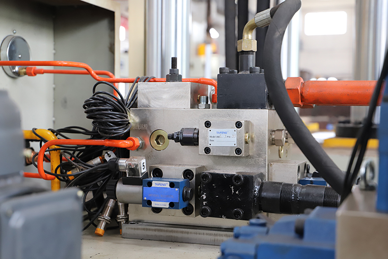 電動(dòng)車擋風成(chéng)型液壓機(jī)