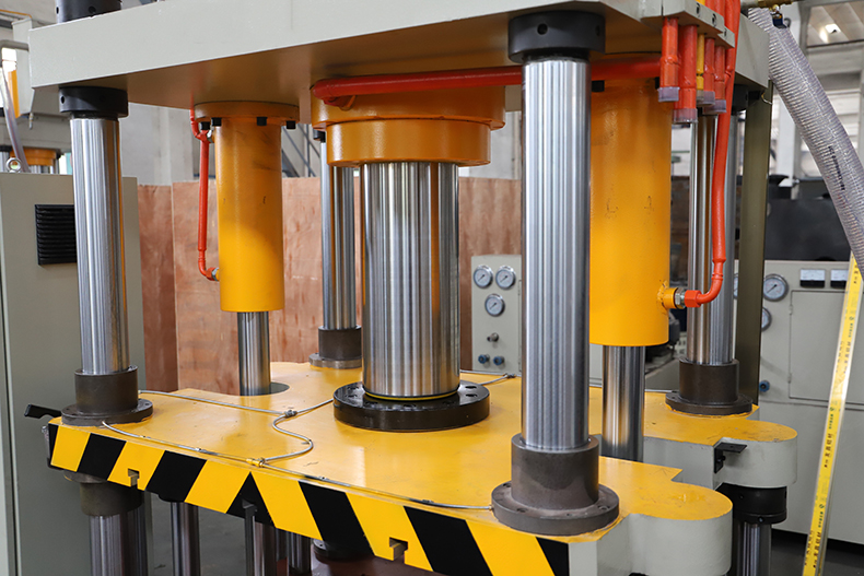 電磁爐(lu)隔熱圈液壓機