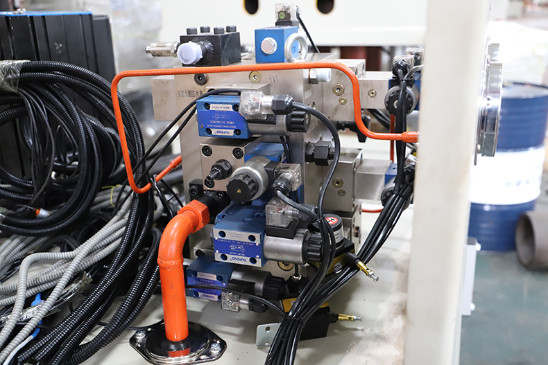 電(diàn)磁爐隔熱圈液壓(yā)機