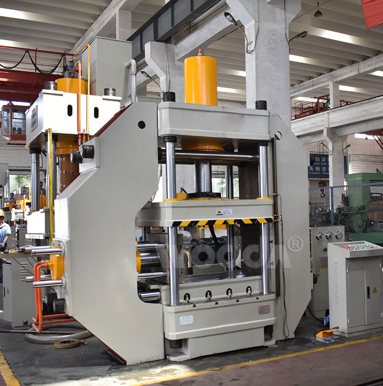 200噸四(sì)柱液壓(yā)機