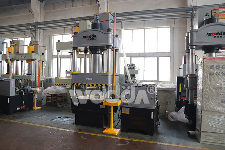 200T三梁(liang)四柱液壓機(jī)