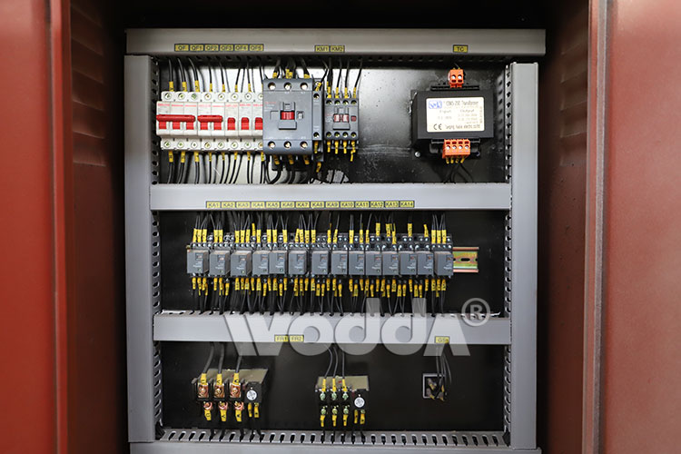 315噸三(sān)梁四柱液壓機(jī)