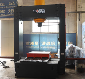 400噸(dūn)龍門液(ye)壓機