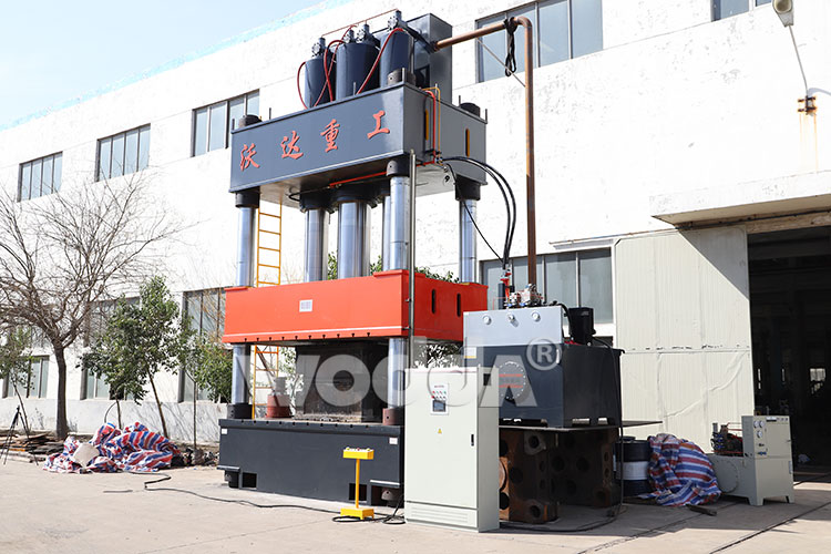 1800T三(san)梁四柱(zhu)液壓機(ji)