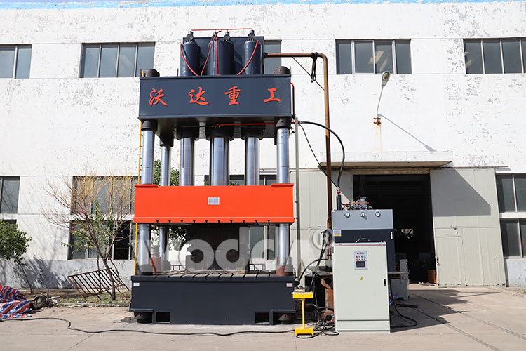 1800T三梁四(si)柱液壓(ya)機