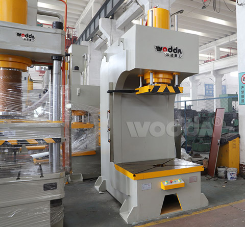 單柱(zhu)導軌液(ye)壓機