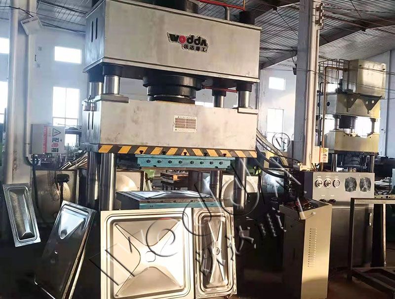 三梁(liang)四柱液壓機 三梁(liang)四柱液壓機