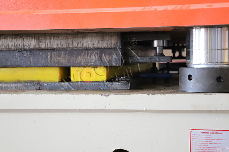 鋼木門壓花機(ji)