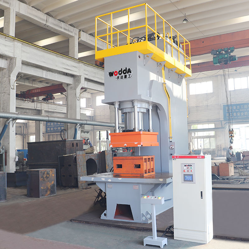 630噸單(dan)柱液壓(ya)機