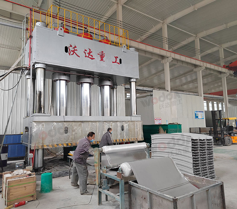 2000噸(dun)SMC玻璃鋼電纜(lǎn)橋架成型液(ye)壓機