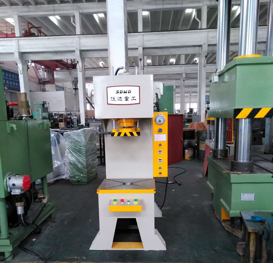 100噸單臂(bi)液壓機 100噸單臂(bi)液壓機