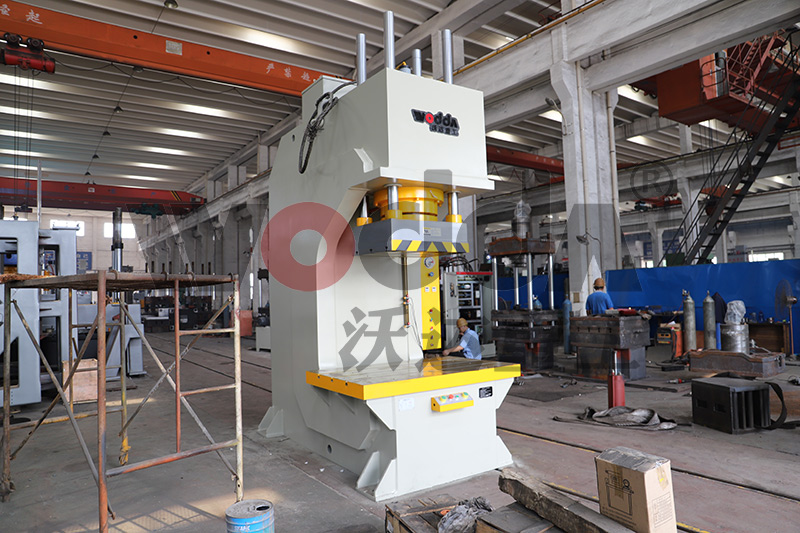 315噸單柱(zhu)液壓機(ji) 315噸單柱(zhu)液壓機(ji)