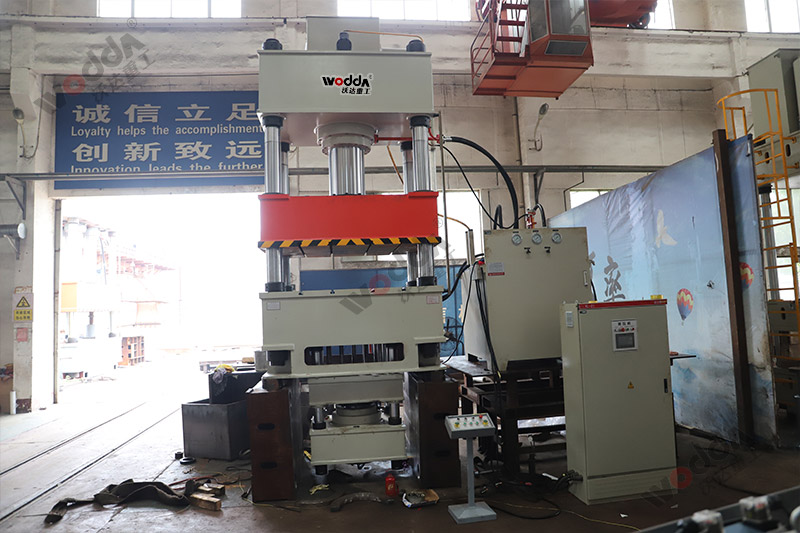 630噸拉伸(shēn)液壓機(ji) 630噸拉伸(shen)液壓機(ji)