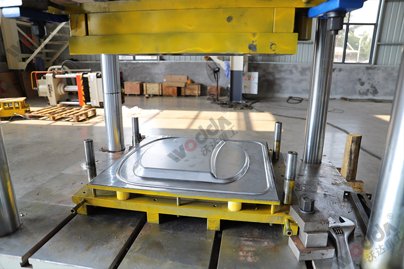 200噸不鏽鋼(gāng)薄闆拉伸液壓(yā)機模具 200噸不鏽(xiù)鋼薄闆拉伸液(yè)壓機模具