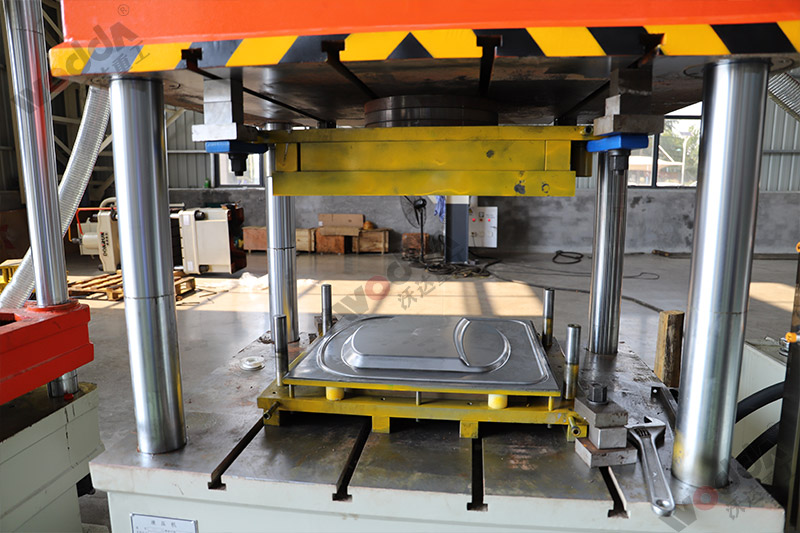 200噸不(bú)鏽鋼薄闆拉伸(shen)液壓機 200噸不鏽(xiù)鋼薄闆拉伸液(ye)壓機