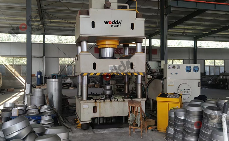 500噸不鏽鋼封頭拉(lā)伸液壓機