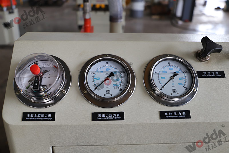 100噸三梁(liáng)四柱液壓機壓(yā)力表 100噸三梁四(si)柱液壓機壓力(li)表