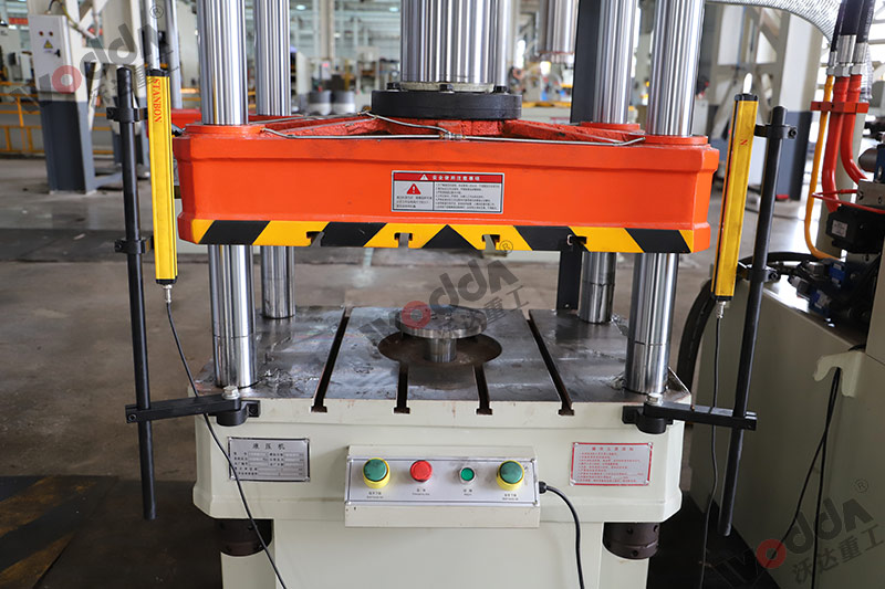 100噸三梁四柱(zhu)液壓機工作台(tái) 100噸三梁四柱液(ye)壓機工作台