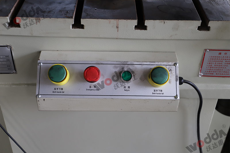 100噸(dun)三梁四柱液壓(yā)機按鈕 100噸三梁(liáng)四柱液壓機按(an)鈕