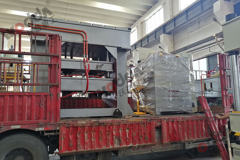 不鏽鋼(gang)托盤拉伸(shen)液壓機裝(zhuang)車發貨 不(bú)鏽鋼托盤(pan)拉伸液壓(ya)機裝車發(fa)貨