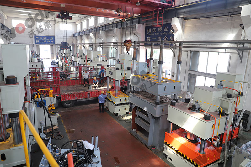 不鏽鋼(gāng)托盤拉伸(shēn)液壓機裝(zhuang)車發貨 不(bu)鏽鋼托盤(pán)拉伸液壓(yā)機裝車發(fa)貨