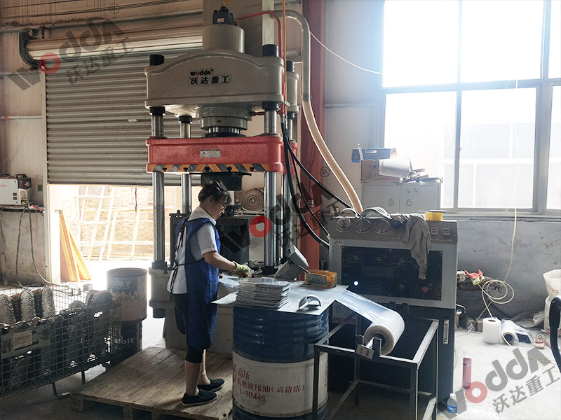 200噸金(jin)屬薄闆拉伸機 200噸(dun)金屬薄闆拉伸機(ji)