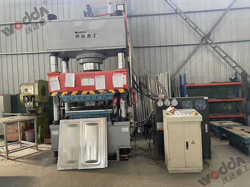 400噸巧(qiao)克力水(shui)箱闆拉(la)伸液壓(yā)機 400噸巧(qiǎo)克力水(shuǐ)箱闆拉(lā)伸液壓(ya)機