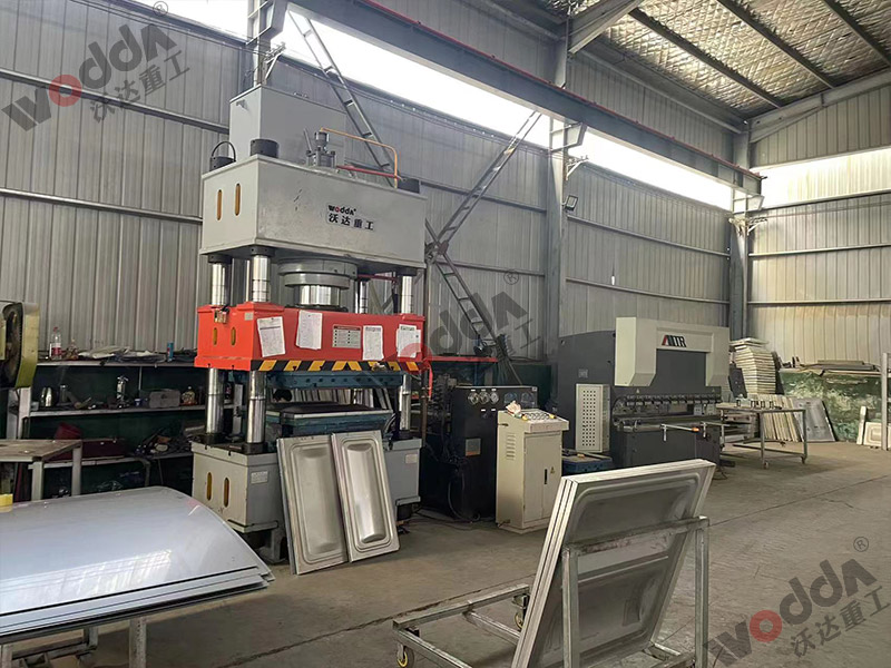 400噸(dun)巧克力(li)水箱闆(pan)拉伸液(ye)壓機 400噸(dūn)巧克力(lì)水箱闆(pǎn)拉伸液(ye)壓機