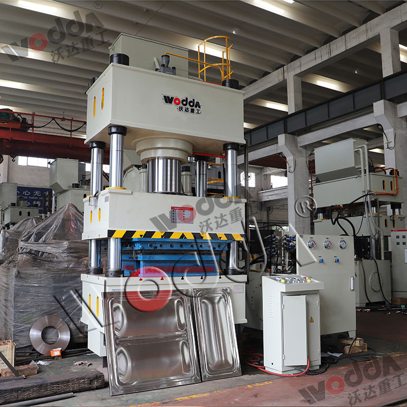 400噸不鏽鋼(gāng)水箱成型(xíng)液壓機