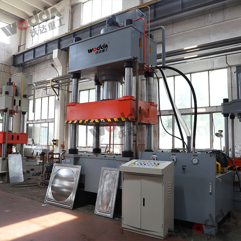 500噸不(bu)鏽鋼水箱(xiāng)成型液壓(ya)機