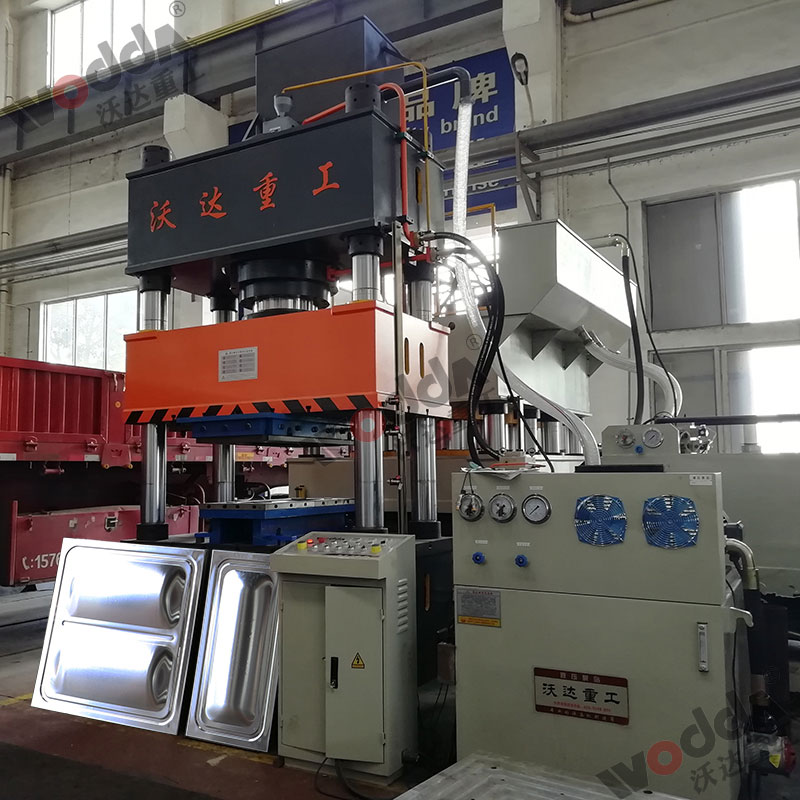 400噸不鏽鋼(gāng)水箱拉伸(shen)液壓機 400噸(dun)不鏽鋼水(shui)箱拉伸液(ye)壓機